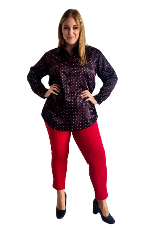 Η γυναικεία πουκαμίσα plus size αποτελεί μια κομψή και διαχρονική επιλογή για κάθε γυναίκα που αγαπά το στυλ χωρίς συμβιβασμούς. Σε βαθύ μαύρο χρώμα με μικρά κόκκινα πουά, το σχέδιό της αναδίδει μια παιχνιδιάρικη αλλά εκλεπτυσμένη αίσθηση. Η φαρδιά, άνετη εφαρμογή της εξασφαλίζει άνεση καθ\u0027 όλη τη διάρκεια της ημέρας, ενώ το κλασικό γιακαδάκι και τα μακριά μανίκια της προσδίδουν έναν επίσημο χαρακτήρα. Το μήκος της πουκαμίσας είναι ελαφρώς παρατεταμένο, ιδανικό για να φορεθεί εκτός παντελονιού, δημιουργώντας μια αδύνατη γραμμή. Μπορεί να συνδυαστεί με κόκκινο ή μαύρο παντελόνι, φούστα ή τζιν για ένα casual chic αποτέλεσμα. Είναι κατάλληλη τόσο για επαγγελματικές εμφανίσεις όσο και για καθημερινές εξόδους, ενώ με τα κατάλληλα αξεσουάρ μπορεί να μετατραπεί σε βραδινή επιλογή. Ιδανική για γυναίκες που αναζητούν κομψότητα και άνεση σε μεγαλύτερα νούμερα.