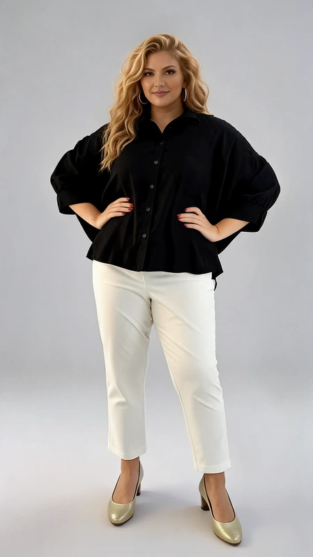 Η γυναικεία plus size πουκαμίσα σε βαθύ μαύρο χρώμα είναι η ιδανική επιλογή για κάθε γυναίκα που αναζητά στυλ και άνεση σε ένα μοναδικό κομμάτι. Το oversized κόψιμό της με φαρδιά, μπαλόν μανίκια τριών τετάρτων προσφέρει μια ιδιαίτερα κολακευτική γραμμή, ενώ το κλασικό γιακαδάκι και το κουμπωτό μπροστινό μέρος δίνουν έναν κομψό, καθημερινό χαρακτήρα. Η κοντή, crop γραμμή της πουκαμίσας τη διαφοροποιεί από τα συνηθισμένα σχέδια, δημιουργώντας μια μοντέρνα σιλουέτα που κολακεύει κάθε σωματότυπο. Μπορεί να φορεθεί με λευκό παντελόνι για ένα κλασικό contrast look, όπως φαίνεται στη φωτογραφία, ή με τζιν παντελόνι για μια πιο casual εμφάνιση. Ταιριάζει εξίσου με φούστα για βραδινές εξόδους ή επαγγελματικές περιστάσεις. Το μονόχρωμο, απλό σχέδιό της την καθιστά ευέλικτη και εύκολη στο συνδυασμό, ενώ το υλικό της φαίνεται ελαφρύ και αναπνεύσιμο, ιδανικό για κάθε εποχή.