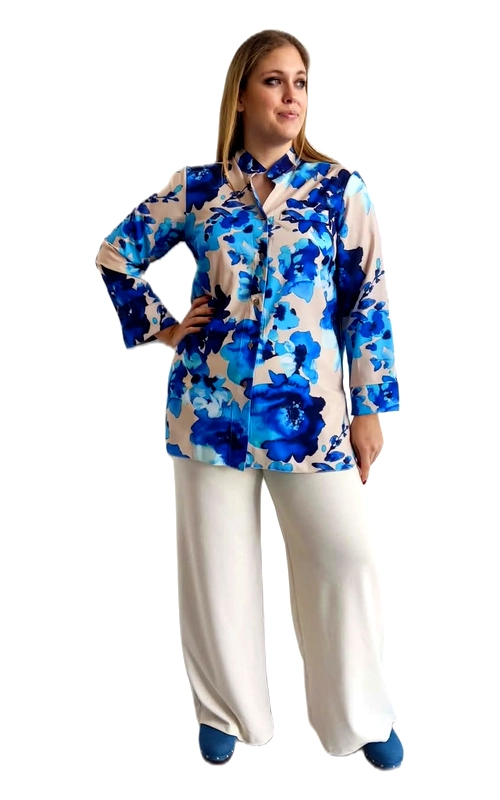 Μια εντυπωσιακή γυναικεία πουκαμίσα plus size που συνδυάζει στυλ και άνεση με τον πιο κομψό τρόπο. Το κύριο χρώμα της είναι εκρού, με ένα ζωντανό floral μοτίβο σε αποχρώσεις του ρουά μπλε, γαλάζιου και σκούρου ναυτικού μπλε, που δημιουργεί μια δυναμική και θηλυκή αισθητική. Τα μεγάλα λουλουδάτα σχέδια σε ακουαρέλα στυλ προσδίδουν μια καλλιτεχνική πινελιά, κάνοντας κάθε εμφάνιση να ξεχωρίζει. Η κοπή είναι ευρύχωρη και άνετη, με μακριά μανίκια που μπορούν να διπλωθούν για πιο casual look, κλασικό γιακά πουκαμίσου και κουμπιά στο μπροστινό μέρος. Το μήκος της πέφτει κάτω από τη μέση, προσφέροντας κομψή κάλυψη. Μπορεί να φορεθεί με λευκό παντελόνι καμπάνα για ένα ολοκληρωμένο σύνολο, όπως φαίνεται στη φωτογραφία, αλλά και με τζιν ή κολάν για πιο καθημερινές εμφανίσεις. Ιδανική για επαγγελματικές συναντήσεις, καλοκαιρινές εξόδους ή ημερήσιες δραστηριότητες, αυτή η πουκαμίσα είναι η τέλεια επιλογή για τη σύγχρονη γυναίκα που αγαπά τη μόδα χωρίς συμβιβασμούς στην άνεση.