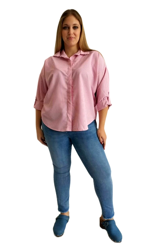 Ανακαλύψτε τη νέα μας γυναικεία πουκαμίσα plus size, που συνδυάζει κομψότητα και άνεση σε ένα μοναδικό σχέδιο. Το ριγέ μοτίβο σε ροζ και λευκό χρώμα προσδίδει έναν δροσερό και θηλυκό χαρακτήρα, ενώ η oversized γραμμή της εξασφαλίζει άνετη εφαρμογή που κολακεύει κάθε σιλουέτα. Διαθέτει κλασικό γιακά πουκαμίσου και κουμπιά στο μπροστινό μέρος, ενώ τα μανίκια τριών τετάρτων με διπλωμένο τελείωμα προσθέτουν έναν casual\u002Dchic αέρα. Το κοντό κόψιμο στο τελείωμα το καθιστά ιδανικό για να φορεθεί με ψηλόμεσο παντελόνι ή τζιν, όπως φαίνεται και στη φωτογραφία. Κατάλληλο για καθημερινές εξόδους, επαγγελματικές συναντήσεις ή χαλαρές βόλτες, αυτό το πουκαμίσο αποτελεί must\u002Dhave κομμάτι για κάθε γκαρνταρόμπα. Συνδυάστε το με ανοιχτό μπλε τζιν και mules για ένα ολοκληρωμένο και μοντέρνο σύνολο που θα σας κάνει να ξεχωρίζετε.