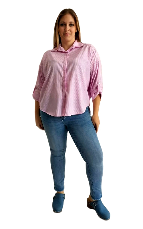 Ανακαλύψτε αυτή την υπέροχη γυναικεία πουκαμίσα plus size, που συνδυάζει άνεση και στυλ σε ένα μοναδικό κομμάτι. Διαθέτει εντυπωσιακό ριγέ μοτίβο σε αποχρώσεις ροζ και λευκού, που προσδίδουν φρεσκάδα και θηλυκότητα στην εμφάνισή σας. Η κοντή, crop γραμμή της δίνει ένα μοντέρνο και νεανικό χαρακτήρα, ενώ το κλασικό γιακαδάκι και τα κουμπιά μπροστά προσθέτουν μια αέρινη, casual\u002Dchic αίσθηση. Τα μανίκια τριών τετάρτων με δυνατότητα αναδίπλωσης κάνουν το κομμάτι ιδανικό για όλες τις εποχές, προσφέροντας ευελιξία και άνεση. Η χαλαρή εφαρμογή του είναι σχεδιασμένη ειδικά για να κολακεύει τις plus size σιλουέτες, χαρίζοντας ελευθερία κινήσεων χωρίς να θυσιάζει το στυλ. Μπορεί να φορεθεί με στενό τζιν παντελόνι για ένα καθημερινό look, αλλά και με λευκό παντελόνι για πιο επίσημες περιστάσεις. Ιδανική επιλογή για καθημερινές εξόδους, επαγγελματικό περιβάλλον ή χαλαρές συναντήσεις με φίλους.
