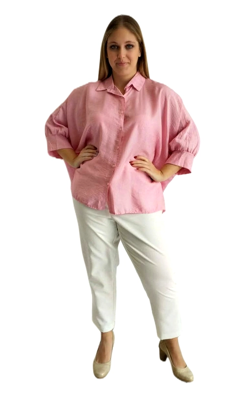 Ανακαλύψτε αυτή την υπέροχη oversized πουκαμίσα σε απαλό ροζ χρώμα, ιδανική για γυναίκες plus size που αναζητούν στυλ και άνεση σε ένα. Κατασκευασμένη από λινό ύφασμα υψηλής ποιότητας, προσφέρει εξαιρετική αναπνευσιμότητα και φυσική αίσθηση στο δέρμα, καθιστώντας την ιδανική επιλογή για τις ζεστές εποχές. Το σχέδιό της είναι μονόχρωμο με κλασικό γιακά πουκαμίσου και κουμπιά στο μπροστινό μέρος, ενώ τα φαρδιά μανίκια με μπαλόν εφαρμογή στον καρπό προσδίδουν έναν ρομαντικό και μοντέρνο χαρακτήρα. Η χαλαρή, oversized γραμμή εξασφαλίζει ελευθερία κινήσεων και κολακεύει κάθε σιλουέτα. Μπορεί να φορεθεί με λευκό παντελόνι για ένα φρέσκο, καλοκαιρινό σύνολο, ή με τζιν για μια πιο casual εμφάνιση. Κατάλληλη τόσο για καθημερινές εξόδους όσο και για επαγγελματικά περιβάλλοντα, αυτή η πουκαμίσα αποτελεί must\u002Dhave κομμάτι για κάθε γυναικεία γκαρνταρόμπα.