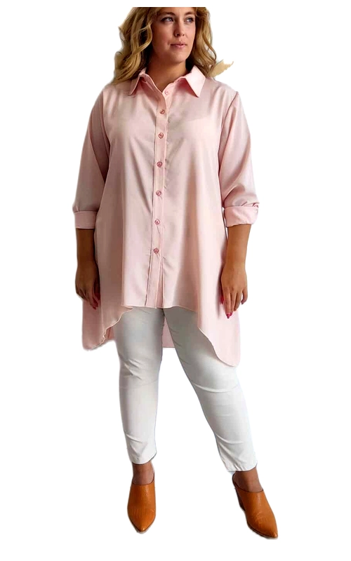 Αυτό το κομψό πουκάμισο σε απαλό ροζ χρώμα (ροζ παστέλ) είναι ιδανικό για τη σύγχρονη γυναίκα που αναζητά άνεση και στυλ σε μεγαλύτερα μεγέθη. Με το ασύμμετρο τελείωμά του που είναι μακρύτερο στο πίσω μέρος, προσφέρει κολακευτική κάλυψη και δημιουργεί μια λεπτή σιλουέτα. Τα μανίκια τριών τετάρτων με αναδιπλούμενες μανσέτες προσθέτουν μια διακριτική λεπτομέρεια, ενώ το κλασικό γιακά και τα ροζ κουμπιά ολοκληρώνουν την κομψή εμφάνιση. Το πουκάμισο συνδυάζεται τέλεια με λευκά ή μαύρα παντελόνια, όπως φαίνεται στην εικόνα με το λευκό κολάν, για ένα φρέσκο καθημερινό ή επαγγελματικό σύνολο. Το ελαφρύ ύφασμα προσφέρει άνετη εφαρμογή που κολακεύει κάθε σωματότυπο, ενώ η ποιοτική του κατασκευή εξασφαλίζει αντοχή στο χρόνο. Ιδανικό για το γραφείο, για καθημερινές εξόδους ή ακόμα και για πιο επίσημες περιστάσεις όταν συνδυάζεται με τα κατάλληλα αξεσουάρ. Ένα ευέλικτο κομμάτι που δεν πρέπει να λείπει από καμία γυναικεία γκαρνταρόμπα.