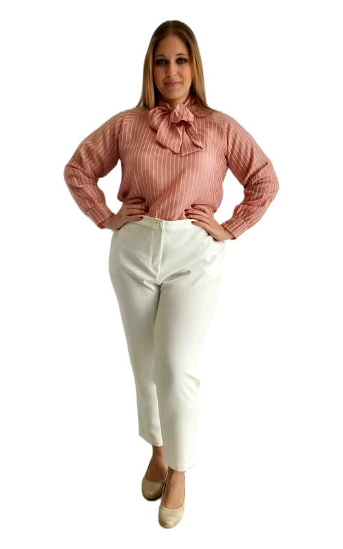 Κομψή γυναικεία πουκαμίσα plus size σε ροζ\u002Dσάπιο μήλο απόχρωση με λεπτές κάθετες ρίγες σε ανοιχτότερη απόχρωση, που προσδίδουν ένα εκλεπτυσμένο και αδυνατιστικό αποτέλεσμα. Το πιο εντυπωσιακό χαρακτηριστικό της είναι ο φιόγκος στο λαιμό, που δίνει έναν ρομαντικό και θηλυκό τόνο στο σύνολο. Οι μακριές μανσέτες μανίκια με κουμπιά στον καρπό συμπληρώνουν την κλασική της γραμμή, ενώ η χαλαρή εφαρμογή εξασφαλίζει άνεση καθ\u0027 όλη τη διάρκεια της ημέρας. Ιδανική για επαγγελματικές και ημιεπίσημες περιστάσεις, μπορεί να συνδυαστεί τέλεια με λευκό ή κρεμ παντελόνι, όπως φαίνεται στην εικόνα, αλλά και με σκούρο παντελόνι ή φούστα για ένα πιο δυναμικό look. Η ρίγα και ο φιόγκος τη καθιστούν ευέλικτη επιλογή που μεταβαίνει εύκολα από το γραφείο σε έναν επίσημο δείπνο. Μια διαχρονική επιλογή που αναδεικνύει τη θηλυκότητα και την κομψότητα κάθε γυναίκας.