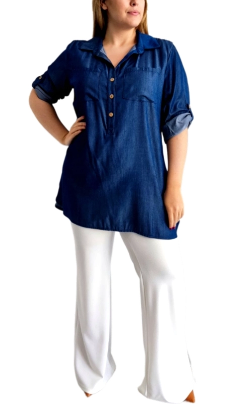 Αυτή η κομψή τζιν πουκαμίσα σε βαθύ μπλε χρώμα αποτελεί την τέλεια προσθήκη στη γκαρνταρόμπα σας για όλες τις εποχές. Με χαλαρή γραμμή που κολακεύει κάθε σωματότυπο, διαθέτει μανίκια που αναδιπλώνονται και στερεώνονται με κουμπί για πιο casual εμφάνιση. Η μπροστινή τσέπη και τα διακριτικά κουμπιά σε χρυσαφί απόχρωση προσθέτουν μια νότα κομψότητας στο απλό σχέδιο. Ο εξαιρετικά μαλακός ύφασμα από τζιν προσφέρει άνεση καθ\u0027 όλη τη διάρκεια της ημέρας, ενώ το μήκος της καλύπτει ιδανικά τους γοφούς. Συνδυάστε την με λευκά παντελόνια όπως στην εικόνα για μια φρέσκια καλοκαιρινή εμφάνιση, ή με τζιν για ένα stylish total denim look. Ιδανική για καθημερινές εξόδους, χαλαρές επαγγελματικές συναντήσεις ή απογευματινούς περιπάτους. Η ευέλικτη σχεδίαση της την καθιστά βασικό κομμάτι για πολλαπλούς συνδυασμούς, ενώ η ανθεκτική της ποιότητα εγγυάται ότι θα παραμείνει αγαπημένο κομμάτι της συλλογής σας για πολλές σεζόν.