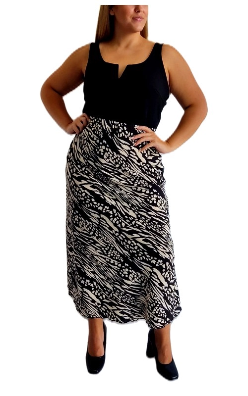 Αυτή η κομψή φούστα ασπρόμαυρη φούστας με animal print μοτίβο θα σας εντυπωσιάσει. Με το ζωηρό μοτίβο ζέβρας και λεοπάρ σε λευκό και μαύρο, χαρίζει μια δυναμική και θηλυκή εμφάνιση, ενώ η άνετη γραμμή της επιτρέπει ελευθερία κινήσεων. Ιδανική για καλοκαιρινές βραδινές εξόδους, κοκτέιλ πάρτι ή ακόμα και για επίσημες περιστάσεις όταν συνδυαστεί με τα κατάλληλα αξεσουάρ. Μπορεί να φορεθεί με μαύρες γόβες για μια κομψή εμφάνιση ή με flat σανδάλια για πιο καθημερινό στυλ.