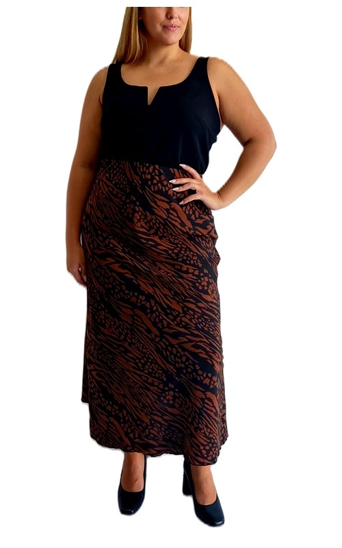 Κομψή φούστα με μοναδικό σχεδιασμό δύο τόνων που αναδεικνύει θηλυκά τη σιλουέτα. Η φούστα διαθέτει εντυπωσιακό μοτίβο σε αποχρώσεις καφέ\u002Dτερακότα και μαύρου με animal print σχέδιο που θυμίζει τίγρη, δημιουργώντας μια εξωτική αίσθηση. Έχει μήκος μέχρι τον αστράγαλο και η άνετη γραμμή της κολακεύει κάθε σωματότυπο. Ιδανική για βραδινές εξόδους, επίσημες περιστάσεις ή ακόμα και για το γραφείο όταν συνδυαστεί με ένα κομψό σακάκι. Φορέστε το με μαύρες γόβες για μια κομψή εμφάνιση ή με μποτάκια για πιο casual look.