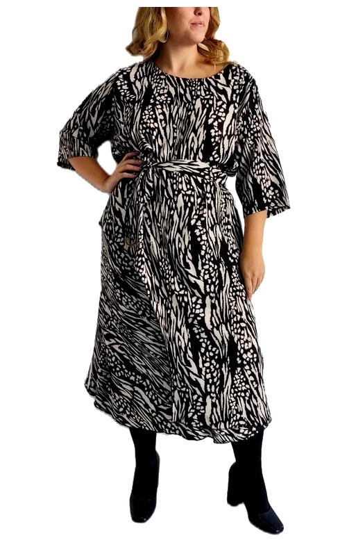 Αυτή η εντυπωσιακή ψηλόμεση φούστα σε ασπρόμαυρο μοτίβο ζέβρας με στοιχεία λεοπάρ συνδυάζει άψογα την άνεση με το στυλ. Το ρούχο διαθέτει φαρδιά γραμμή με μανίκια τριών τετάρτων, που χαρίζουν κομψότητα, ενώ η ζώνη στη μέση τονίζει τη σιλουέτα, δημιουργώντας ένα κολακευτικό αποτέλεσμα. Το μήκος του φορέματος φτάνει κάτω από το γόνατο, προσφέροντας κάλυψη και διαχρονική κομψότητα. Το έντονο ασπρόμαυρο μοτίβο καθιστά αυτή τη φούστα ιδανική για πολλές περιστάσεις, από το γραφείο έως βραδινές εξόδους. Μπορεί να φορεθεί με μαύρο καλσόν και μποτάκια για ένα χειμερινό σύνολο ή με γόβες για πιο επίσημες εμφανίσεις. Η άνετη εφαρμογή της κολακεύει κάθε σωματότυπο, ενώ το εντυπωσιακό μοτίβο προσθέτει δυναμισμό στην εμφάνισή σας. Το υλικό προσφέρει άνετη εφαρμογή και ελευθερία κινήσεων, καθιστώντας την ιδανική επιλογή για καθημερινή χρήση με στυλ και προσωπικότητα.