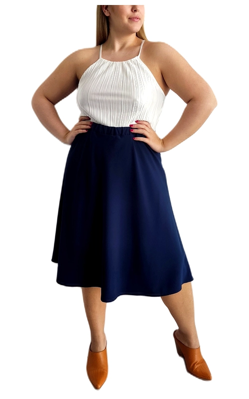 Αυτή η κομψή φούστα σε βαθύ ναυτικό μπλε χρώμα αποτελεί ένα διαχρονικό κομμάτι για κάθε γυναικεία γκαρνταρόμπα. Με την άνετη γραμμή της που πέφτει χαριτωμένα μέχρι το μέσο της γάμπας, προσφέρει μια θηλυκή σιλουέτα που κολακεύει όλους τους σωματότυπους. Η ελαστική μέση εξασφαλίζει άνεση καθ\u0027 όλη τη διάρκεια της ημέρας, ενώ το απαλό ύφασμα χαρίζει ανάλαφρη κίνηση σε κάθε βήμα. Συνδυάζεται τέλεια με το λευκό πλισέ τοπ τιραντάκι που φαίνεται στην εικόνα, αλλά είναι εξίσου εντυπωσιακή με μια απλή μπλούζα ή ένα πουκάμισο. Ιδανική για καλοκαιρινές βραδινές εξόδους, επαγγελματικές συναντήσεις ή ακόμα και καθημερινές περιστάσεις όταν συνδυάζεται με ταμπά δερμάτινα παπούτσια και μια τσάντα ώμου. Η φούστα διαθέτει απαλή εσωτερική επένδυση για μεγαλύτερη άνεση και διατίθεται σε διάφορα μεγέθη για να ταιριάζει σε κάθε σωματότυπο.