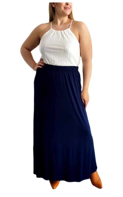 Αυτή η κομψή μακριά φούστα σε βαθύ blue navy είναι η ιδανική προσθήκη στη γκαρνταρόμπα σας για όλες τις εποχές. Με την ελαστική μέση που προσφέρει άνεση και προσαρμόζεται στη σιλουέτα σας, η φούστα πέφτει χαριτωμένα μέχρι τους αστραγάλους δημιουργώντας μια κολακευτική γραμμή. Το απαλό, ρέον ύφασμά της εξασφαλίζει άνετη εφαρμογή και ευκολία στην κίνηση, ενώ η απλή, διαχρονική σχεδίασή της την καθιστά ευέλικτη για πολλαπλούς συνδυασμούς. Συνδυάστε την με το λευκό πλισέ τοπ με λεπτές τιράντες όπως στην εικόνα για μια καλοκαιρινή, κομψή εμφάνιση ή με ένα ζεστό πουλόβερ τους κρύους μήνες. Είναι ιδανική τόσο για καθημερινές εξορμήσεις όσο και για βραδινές εξόδους, ανάλογα με τα αξεσουάρ που θα επιλέξετε. Το βαθύ ναυτικό μπλε χρώμα της ταιριάζει εύκολα με διάφορα χρώματα και στυλ, προσφέροντας αμέτρητες επιλογές συνδυασμών. Μια διαχρονική επιλογή που δεν θα βγει ποτέ από τη μόδα!