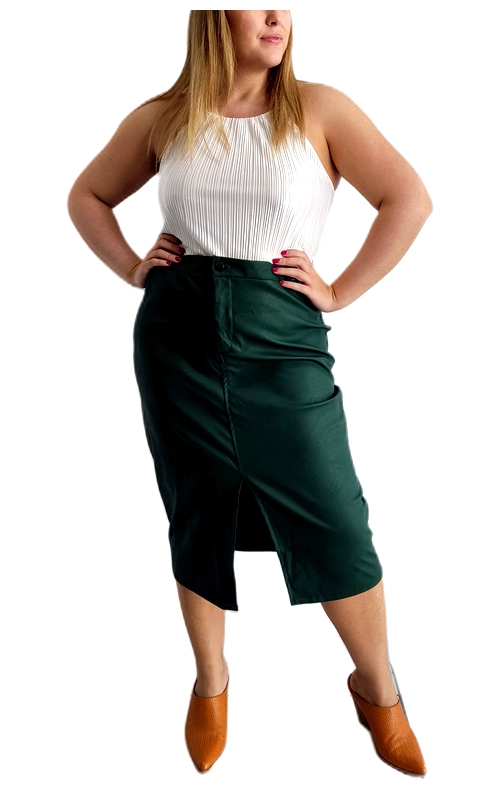 Κομψή και διαχρονική, αυτή η μολυβωτή φούστα σε βαθύ κυπαρισσί χρώμα αποτελεί ένα απαραίτητο κομμάτι για κάθε γυναικεία γκαρνταρόμπα. Το μεσαίο μήκος της φτάνει κάτω από το γόνατο, ενώ το κομψό σκίσιμο μπροστά προσθέτει μια νότα θηλυκότητας και διευκολύνει την κίνηση. Η ψηλή μέση αγκαλιάζει τέλεια τη σιλουέτα, δημιουργώντας ένα κολακευτικό αποτέλεσμα που τονίζει τη μέση. Συνδυάστε την με λευκές πλεκτές μπλούζες για καθημερινή κομψότητα ή με μεταξωτά τοπ για βραδινές εξόδους. Οι ταμπά δερμάτινες μπότες αποτελούν την τέλεια επιλογή για να ολοκληρώσετε το σύνολο, ενώ μπορείτε επίσης να επιλέξετε γόβες ή μποτάκια ανάλογα με την περίσταση. Ιδανική για το γραφείο, επαγγελματικά ραντεβού αλλά και βραδινές εξόδους, αυτή η ευέλικτη φούστα μπορεί να φορεθεί όλες τις εποχές και να προσαρμοστεί σε κάθε στυλ.