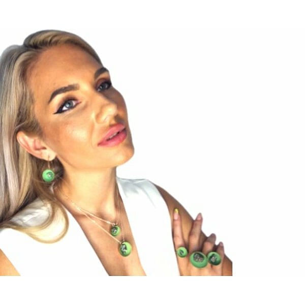 Κρεμαστά σκουλαρίκια μεγάλα με πυρίτη πράσινα -10969, Ανακαλύψτε τη μαγεία των κρεμαστών σκουλαρικιών με πυρίτη σε εντυπωσιακό πράσινο χρώμα που θα γίνουν το αγαπημένο σας αξεσουάρ. Αυτά τα μεγάλα χειροποίητα σκουλαρίκια, σχεδιασμένα από την Ελληνίδα Σχεδιάστρια Κοσμημάτων Αικατερίνη Χαλκιαδάκη, συνδυάζουν το φυσικό κάλλος του σιδηροπυρίτη με τη ζεστασιά του ορείχαλκου.
Κάθε σκουλαρίκι φέρει έναν στρογγυλό πράσινο πυρίτη που λαμπυρίζει με χρυσαφένιες πινελιές, δημιουργώντας έναν μοναδικό συνδυασμό χρωμάτων. Ο κιμωλώδης φινίρισμα προσδίδει vintage χαρακτήρα, ενώ η κομψή κρεμαστή σχεδίαση τα καθιστά ιδανικά για κάθε περίσταση - από καθημερινές εμφανίσεις έως ειδικές στιγμές.
Η ποιότητα του ορείχαλκου εξασφαλίζει αντοχή και διατήρηση του χρώματος, ενώ οι φυσικές ιδιότητες του πυρίτη θεωρείται ότι φέρουν θετική ενέργεια και αυτοπεποίθηση. Φυλάξτε σε στεγνό μέρος και καθαρίστε απαλά με μαλακό πανί. Αποφύγετε την επαφή με χημικά και αρώματα για τη διατήρηση της λάμψης.