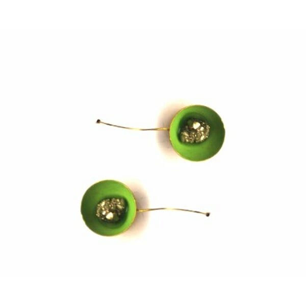 Κρεμαστά σκουλαρίκια μεγάλα με πυρίτη πράσινα -10969, Ανακαλύψτε τη μαγεία των κρεμαστών σκουλαρικιών με πυρίτη σε εντυπωσιακό πράσινο χρώμα που θα γίνουν το αγαπημένο σας αξεσουάρ. Αυτά τα μεγάλα χειροποίητα σκουλαρίκια, σχεδιασμένα από την Ελληνίδα Σχεδιάστρια Κοσμημάτων Αικατερίνη Χαλκιαδάκη, συνδυάζουν το φυσικό κάλλος του σιδηροπυρίτη με τη ζεστασιά του ορείχαλκου.
Κάθε σκουλαρίκι φέρει έναν στρογγυλό πράσινο πυρίτη που λαμπυρίζει με χρυσαφένιες πινελιές, δημιουργώντας έναν μοναδικό συνδυασμό χρωμάτων. Ο κιμωλώδης φινίρισμα προσδίδει vintage χαρακτήρα, ενώ η κομψή κρεμαστή σχεδίαση τα καθιστά ιδανικά για κάθε περίσταση - από καθημερινές εμφανίσεις έως ειδικές στιγμές.
Η ποιότητα του ορείχαλκου εξασφαλίζει αντοχή και διατήρηση του χρώματος, ενώ οι φυσικές ιδιότητες του πυρίτη θεωρείται ότι φέρουν θετική ενέργεια και αυτοπεποίθηση. Φυλάξτε σε στεγνό μέρος και καθαρίστε απαλά με μαλακό πανί. Αποφύγετε την επαφή με χημικά και αρώματα για τη διατήρηση της λάμψης.