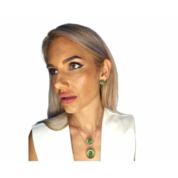 Σκουλαρίκια καρφωτά μικρά με πυρίτη πράσινα - 11220, Ανακαλύψτε την τέλεια ισορροπία μεταξύ σύγχρονης αισθητικής και φυσικής ομορφιάς με αυτά τα μοναδικά καρφωτά σκουλαρίκια με πυρίτη πράσινα, σχεδιασμένα από την Ελληνίδα Σχεδιάστρια Κοσμημάτων Αικατερίνη Χαλκιαδάκη. Κάθε τεμάχιο αποτελεί ένα μικρό έργο τέχνης που συνδυάζει το έντονο πράσινο χρώμα με τη λάμψη του φυσικού σιδηροπυρίτη.
Τα χειροποίητα σκουλαρίκια παρουσιάζουν έναν κομψό ωοειδή σχηματισμό με τον φυσικό πυρίτη να αιχμαλωτίζει το φως στο κέντρο του πράσινου σμάλτου. Η επιλογή του ορείχαλκου ως βασικό υλικό προσφέρει ανθεκτικότητα και διαχρονική αίσθηση, ενώ το πράσινο χρώμα κιμωλίας δημιουργεί μια εντυπωσιακή αντίθεση που προσελκύει το βλέμμα.
Αυτά τα μοντέρνα καρφωτά σκουλαρίκια είναι ιδανικά για καθημερινή χρήση, αλλά και για ειδικές εμφανίσεις που θέλετε να ξεχωρίσετε με στιλ και φινέτσα. Η μικρή τους διάσταση τα καθιστά εξαιρετικά ευέλικτα, συνδυάζονται τέλεια με κάθε στιλ ντυσίματος.