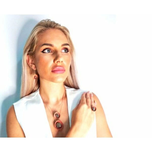 Κρεμαστά σκουλαρίκια μικρά με πυρίτη somon - 10992, Ανακαλύψτε τη μοναδική ομορφιά αυτών των κρεμαστών σκουλαρικιών με πυρίτη σε εντυπωσιακό χρώμα σομόν, σχεδιασμένα από την Ελληνίδα Σχεδιάστρια Κοσμημάτων Αικατερίνη Χαλκιαδάκη. Τα χειροποίητα σκουλαρίκια αυτά συνδυάζουν άψογα την πορτοκαλί απόχρωση με τη φυσική λάμψη του σιδηροπυρίτη, δημιουργώντας ένα κόσμημα που ξεχωρίζει.
Κάθε σκουλαρίκι διαθέτει στρογγυλό σχήμα με κεντρική τοποθέτηση πυρίτη, ενώ η ορείχαλκος βάση προσφέρει ανθεκτικότητα και χρώμα που δεν ξεθωριάζει. Το μικρό τους μέγεθος τα καθιστά ιδανικά για καθημερινή χρήση, ενώ η εντυπωσιακή εμφάνισή τους τα κάνει κατάλληλα και για ειδικές περιστάσεις. Η θερμή πορτοκαλί απόχρωση ταιριάζει τέλεια με φθινοπωρινά ντυσίματα αλλά και με καλοκαιρινές εμφανίσεις.