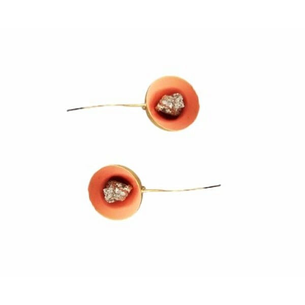 Κρεμαστά σκουλαρίκια μικρά με πυρίτη somon - 10992, Ανακαλύψτε τη μοναδική ομορφιά αυτών των κρεμαστών σκουλαρικιών με πυρίτη σε εντυπωσιακό χρώμα σομόν, σχεδιασμένα από την Ελληνίδα Σχεδιάστρια Κοσμημάτων Αικατερίνη Χαλκιαδάκη. Τα χειροποίητα σκουλαρίκια αυτά συνδυάζουν άψογα την πορτοκαλί απόχρωση με τη φυσική λάμψη του σιδηροπυρίτη, δημιουργώντας ένα κόσμημα που ξεχωρίζει.
Κάθε σκουλαρίκι διαθέτει στρογγυλό σχήμα με κεντρική τοποθέτηση πυρίτη, ενώ η ορείχαλκος βάση προσφέρει ανθεκτικότητα και χρώμα που δεν ξεθωριάζει. Το μικρό τους μέγεθος τα καθιστά ιδανικά για καθημερινή χρήση, ενώ η εντυπωσιακή εμφάνισή τους τα κάνει κατάλληλα και για ειδικές περιστάσεις. Η θερμή πορτοκαλί απόχρωση ταιριάζει τέλεια με φθινοπωρινά ντυσίματα αλλά και με καλοκαιρινές εμφανίσεις.