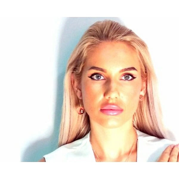 Κρεμαστά σκουλαρίκια μικρά με πυρίτη somon - 10992, Ανακαλύψτε τη μοναδική ομορφιά αυτών των κρεμαστών σκουλαρικιών με πυρίτη σε εντυπωσιακό χρώμα σομόν, σχεδιασμένα από την Ελληνίδα Σχεδιάστρια Κοσμημάτων Αικατερίνη Χαλκιαδάκη. Τα χειροποίητα σκουλαρίκια αυτά συνδυάζουν άψογα την πορτοκαλί απόχρωση με τη φυσική λάμψη του σιδηροπυρίτη, δημιουργώντας ένα κόσμημα που ξεχωρίζει.
Κάθε σκουλαρίκι διαθέτει στρογγυλό σχήμα με κεντρική τοποθέτηση πυρίτη, ενώ η ορείχαλκος βάση προσφέρει ανθεκτικότητα και χρώμα που δεν ξεθωριάζει. Το μικρό τους μέγεθος τα καθιστά ιδανικά για καθημερινή χρήση, ενώ η εντυπωσιακή εμφάνισή τους τα κάνει κατάλληλα και για ειδικές περιστάσεις. Η θερμή πορτοκαλί απόχρωση ταιριάζει τέλεια με φθινοπωρινά ντυσίματα αλλά και με καλοκαιρινές εμφανίσεις.