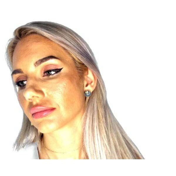 Σκουλαρίκια καρφωτά μικρά με πυρίτη γκρι - 11223, Τα σκουλαρίκια καρφωτά με πυρίτη σε γκρι απόχρωση αποτελούν την τέλεια επιλογή για γυναίκες που αναζητούν κομψότητα με μοντέρνα πινελιά. Αυτά τα μοναδικά χειροποίητα σκουλαρίκια, σχεδιασμένα από την Ελληνίδα Σχεδιάστρια Κοσμημάτων Αικατερίνη Χαλκιαδάκη, συνδυάζουν αρμονικά τη φυσική ομορφιά του σιδηροπυρίτη με την κλασική κομψότητα του ορείχαλκου.
Η γκρι απόχρωση με υφή κιμωλίας προσδίδει έναν εκλεπτυσμένο χαρακτήρα που συμπληρώνει κάθε outfit, από καθημερινές εμφανίσεις έως πιο επίσημες περιστάσεις. Ο σιδηροπυρίτης, γνωστός και ως "ο χρυσός των ανόητων", φέρει συμβολικά τη δύναμη της αυτοπεποίθησης και της προστασίας, καθιστώντας αυτά τα σκουλαρίκια όχι μόνο όμορφα αλλά και ιδιαίτερα σημαντικά.
Το καρφωτό σύστημα εξασφαλίζει άνεση καθ' όλη τη διάρκεια της ημέρας, ενώ το μικρό μέγεθος τα καθιστά ιδανικά για συνδυασμούς με άλλα κοσμήματα ή για αυτόνομη φορά που αναδεικνύει τη φυσική ομορφιά.