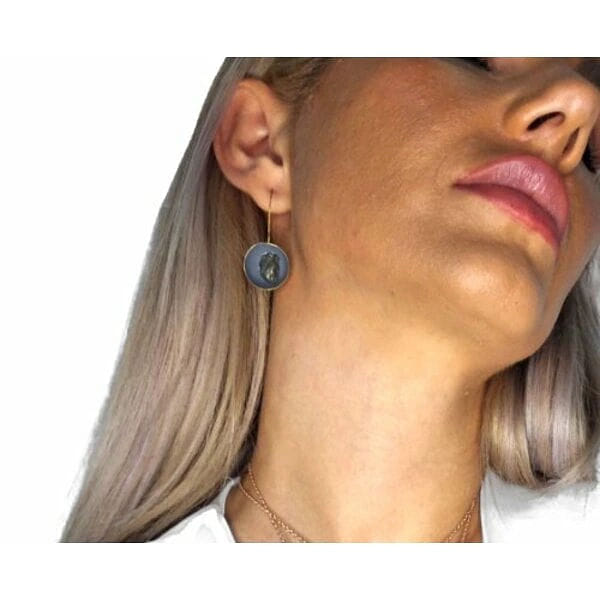 Κρεμαστά σκουλαρίκια με πυρίτη γκρι - 11214, Κρεμαστά σκουλαρίκια με πυρίτη γκρι που συνδυάζουν την κομψότητα με την μοντέρνα αισθητική, δημιουργώντας ένα μοναδικό κόσμημα για κάθε περίσταση. Σχεδιασμένα από την Ελληνίδα Σχεδιάστρια Κοσμημάτων Αικατερίνη Χαλκιαδάκη, αυτά τα χειροποίητα σκουλαρίκια διακρίνονται για την ιδιαίτερη γκρι απόχρωσή τους που θυμίζει χρώμα κιμωλίας.
Κατασκευασμένα από υψηλής ποιότητας ορείχαλκο, τα σκουλαρίκια φέρουν εντυπωσιακές πέτρες σιδηροπυρίτη που προσδίδουν μια φυσική και εκλεπτυσμένη αίσθηση. Η κυκλική φόρμα τους σε συνδυασμό με το ματ φινίρισμα δημιουργεί ένα statement κόσμημα που συμπληρώνει τόσο καθημερινές όσο και επίσημες εμφανίσεις. Το κλείσιμο με κρίκο εξασφαλίζει άνεση και ασφάλεια κατά τη χρήση.
Αυτά τα μοντέρνα σκουλαρίκια είναι ιδανικά για γυναίκες που αναζητούν πρωτότυπα χειροποίητα κοσμήματα με χαρακτήρα. Η ουδέτερη γκρι απόχρωση τους καθιστά εύκολα συνδυάσιμα με κάθε ντύσιμο, ενώ η ποιότητα κατασκευής εγγυάται μακροχρόνια χρήση. Αποθηκεύστε σε στεγνό χώρο και καθαρίστε με μαλακό πανί.