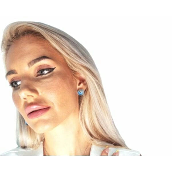 Σκουλαρίκια καρφωτά μικρά με πυρίτη μπλε -10823, Ανακαλύψτε τη μαγεία των χειροποίητων καρφωτών σκουλαρικιών με πυρίτη σε εκπληκτική μπλε απόχρωση που θα γίνουν το αγαπημένο σας καθημερινό αξεσουάρ. Αυτά τα μοναδικά σκουλαρίκια, σχεδιασμένα από την Ελληνίδα Σχεδιάστρια Κοσμημάτων Αικατερίνη Χαλκιαδάκη, συνδυάζουν την κομψότητα του ορείχαλκου με τη φυσική ομορφιά του σιδηροπυρίτη.
Η στρογγυλή φόρμα και το γαλάζιο χρώμα δημιουργούν ένα τέλειο ισορροπημένο σχέδιο που κολακεύει κάθε τύπο προσώπου. Ο σιδηροπυρίτης, γνωστός για την προστατευτική του ενέργεια και τη μεταλλική του λάμψη, αποτελεί το κεντρικό στοιχείο αυτών των εντυπωσιακών σκουλαρικιών. Το υψηλής ποιότητας ορείχαλκο εξασφαλίζει ανθεκτικότητα και διατήρηση του χρώματος με την κατάλληλη φροντίδα.
Ιδανικά για καθημερινή χρήση ή ειδικές περιστάσεις, αυτά τα γυναικεία σκουλαρίκια προσθέτουν μια νότα γήινης κομψότητας σε κάθε ντύσιμο. Συνδυάζονται τέλεια με casual και επίσημα looks, ενώ το μπλε τους χρώμα ταιριάζει με πολλές παλέτες χρωμάτων.