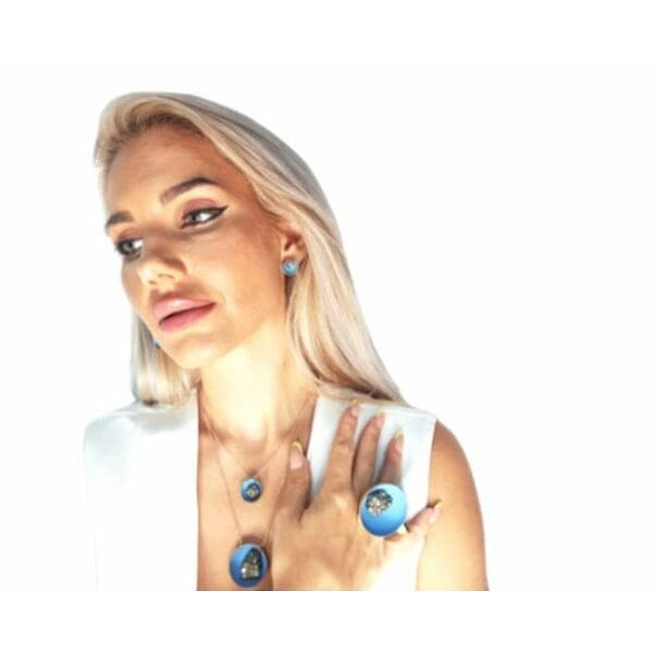 Σκουλαρίκια καρφωτά μικρά με πυρίτη μπλε -10823, Ανακαλύψτε τη μαγεία των χειροποίητων καρφωτών σκουλαρικιών με πυρίτη σε εκπληκτική μπλε απόχρωση που θα γίνουν το αγαπημένο σας καθημερινό αξεσουάρ. Αυτά τα μοναδικά σκουλαρίκια, σχεδιασμένα από την Ελληνίδα Σχεδιάστρια Κοσμημάτων Αικατερίνη Χαλκιαδάκη, συνδυάζουν την κομψότητα του ορείχαλκου με τη φυσική ομορφιά του σιδηροπυρίτη.
Η στρογγυλή φόρμα και το γαλάζιο χρώμα δημιουργούν ένα τέλειο ισορροπημένο σχέδιο που κολακεύει κάθε τύπο προσώπου. Ο σιδηροπυρίτης, γνωστός για την προστατευτική του ενέργεια και τη μεταλλική του λάμψη, αποτελεί το κεντρικό στοιχείο αυτών των εντυπωσιακών σκουλαρικιών. Το υψηλής ποιότητας ορείχαλκο εξασφαλίζει ανθεκτικότητα και διατήρηση του χρώματος με την κατάλληλη φροντίδα.
Ιδανικά για καθημερινή χρήση ή ειδικές περιστάσεις, αυτά τα γυναικεία σκουλαρίκια προσθέτουν μια νότα γήινης κομψότητας σε κάθε ντύσιμο. Συνδυάζονται τέλεια με casual και επίσημα looks, ενώ το μπλε τους χρώμα ταιριάζει με πολλές παλέτες χρωμάτων.