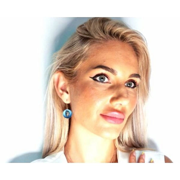 Κρεμαστά σκουλαρίκια με πυρίτη μπλε - 10835, Ανακαλύψτε τη μαγεία των κρεμαστών σκουλαρικιών με πυρίτη μπλε, ένα εντυπωσιακό κόσμημα που συνδυάζει τη φυσική ομορφιά του σιδηροπυρίτη με τη σύγχρονη ελληνική δημιουργία. Σχεδιασμένο από την Ελληνίδα Σχεδιάστρια Κοσμημάτων Αικατερίνη Χαλκιαδάκη, αυτό το χειροποίητο κόσμημα αποτελεί την τέλεια επιλογή για τη γυναίκα που αναζητά μοναδικότητα και στυλ.
Κάθε σκουλαρίκι διαθέτει έναν εντυπωσιακό ωοειδή σιδηροπυρίτη σε υπέροχο γαλάζιο χρώμα με χρυσαφένιες ανταύγειες, που δημιουργεί ένα μαγευτικό παιχνίδι φωτός. Ο συνδυασμός του ματ μπλε με το χρώμα κιμωλίας και τον ορείχαλκο προσφέρει μια σύγχρονη αισθητική που ταιριάζει τόσο σε καθημερινές όσο και σε επίσημες εμφανίσεις.
Τα καρφωτά σκουλαρίκια έχουν ελαφρύ βάρος και άνετη εφαρμογή, ενώ το μήκος τους προσθέτει κίνηση και κομψότητα σε κάθε outfit. Ιδανικά για γάμους, βραδινές εξόδους ή ως statement κόσμημα για καθημερινή χρήση.