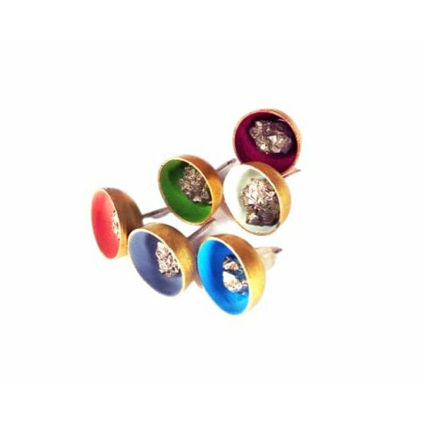 Σκουλαρίκια κοντά καρφωτά με πυρίτη σομόν - 10803, Ανακαλύψτε την τέλεια ισορροπία ανάμεσα στη σύγχρονη αισθητική και τη φυσική ομορφιά με αυτά τα μοναδικά σκουλαρίκια καρφωτά με πυρίτη σομόν. Σχεδιασμένα από την Ελληνίδα Σχεδιάστρια Κοσμημάτων Αικατερίνη Χαλκιαδάκη, αυτά τα εντυπωσιακά κοσμήματα συνδυάζουν τη ζεστή απόχρωση του κοραλλί με τις χρυσαφένιες αντανακλάσεις του σιδηροπυρίτη.
Κάθε σκουλαρίκι φιλοτεχνείται χειροποίητα από υψηλής ποιότητας ορείχαλκο, προσφέροντας ανθεκτικότητα και λαμπερό φινίρισμα. Ο φυσικός σιδηροπυρίτης στο κέντρο κάθε σχεδίου δημιουργεί μια μαγευτική αντίθεση με το σομόν χρώμα, ενώ οι μεταλλικές του ανταύγειες προσδίδουν μια πολυτελή αίσθηση στο συνολικό look σας.
Η κομψή καρφωτή σχεδίαση τα καθιστά ιδανικά για καθημερινή χρήση, ενώ ταυτόχρονα προσθέτουν μια δόση σοφιστικέ στυλ σε κάθε εμφάνιση. Τα σκουλαρίκια συνδυάζονται άψογα με φθινοπωρινά και χειμερινά outfits, αλλά και με boho chic εμφανίσεις.