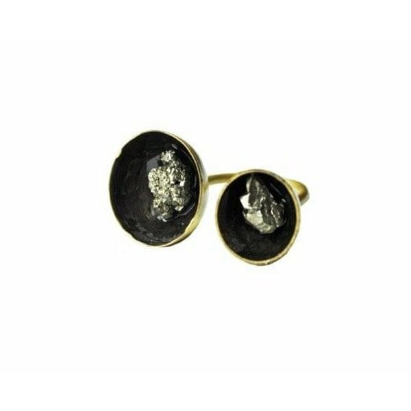 Μεγάλο εντυπωσιακό γυναικείο δαχτυλίδι με διπλό πυρίτη - 3027, Ανακαλύψτε την τέλεια ισορροπία μεταξύ δύναμης και κομψότητας με αυτό το μεγάλο εντυπωσιακό γυναικείο δαχτυλίδι με διπλό πυρίτη, σχεδιασμένο από την Αικατερίνη Χαλκιαδάκη. Το μοναδικό χειροποίητο δαχτυλίδι συνδυάζει δύο φυσικούς κρυστάλλους σιδηροπυρίτη σε μια εκπληκτική σύνθεση που κεντρίζει τα βλέμματα.
Η μαύρη πατίνα δημιουργεί εντυπωσιακή αντίθεση με τα χρυσαφί κρύσταλλα του πυρίτη, ενώ ο ορείχαλκος προσδίδει θερμότητα και διαρκότητα στο κόσμημα. Η ανοιχτή δομή του δαχτυλιδιού επιτρέπει την άνετη εφαρμογή σε διάφορα μεγέθη δακτύλου, ενώ οι δύο ωοειδείς πέτρες πυρίτη σε διαφορετικά μεγέθη δημιουργούν δυναμική σύνθεση.
Ο σιδηροπυρίτης, γνωστός και ως "χρυσός των ανόητων", θεωρείται πέτρα προστασίας και δύναμης, ιδανική για γυναίκες που θέλουν να εκφράσουν την προσωπικότητά τους με στυλ. Το statement δαχτυλίδι συνδυάζεται τέλεια με casual και επίσημα outfits, προσδίδοντας μοναδικό χαρακτήρα σε κάθε εμφάνιση.