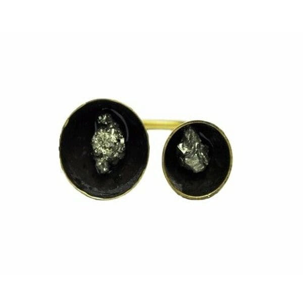 Μεγάλο εντυπωσιακό γυναικείο δαχτυλίδι με διπλό πυρίτη - 3027, Ανακαλύψτε την τέλεια ισορροπία μεταξύ δύναμης και κομψότητας με αυτό το μεγάλο εντυπωσιακό γυναικείο δαχτυλίδι με διπλό πυρίτη, σχεδιασμένο από την Αικατερίνη Χαλκιαδάκη. Το μοναδικό χειροποίητο δαχτυλίδι συνδυάζει δύο φυσικούς κρυστάλλους σιδηροπυρίτη σε μια εκπληκτική σύνθεση που κεντρίζει τα βλέμματα.
Η μαύρη πατίνα δημιουργεί εντυπωσιακή αντίθεση με τα χρυσαφί κρύσταλλα του πυρίτη, ενώ ο ορείχαλκος προσδίδει θερμότητα και διαρκότητα στο κόσμημα. Η ανοιχτή δομή του δαχτυλιδιού επιτρέπει την άνετη εφαρμογή σε διάφορα μεγέθη δακτύλου, ενώ οι δύο ωοειδείς πέτρες πυρίτη σε διαφορετικά μεγέθη δημιουργούν δυναμική σύνθεση.
Ο σιδηροπυρίτης, γνωστός και ως "χρυσός των ανόητων", θεωρείται πέτρα προστασίας και δύναμης, ιδανική για γυναίκες που θέλουν να εκφράσουν την προσωπικότητά τους με στυλ. Το statement δαχτυλίδι συνδυάζεται τέλεια με casual και επίσημα outfits, προσδίδοντας μοναδικό χαρακτήρα σε κάθε εμφάνιση.