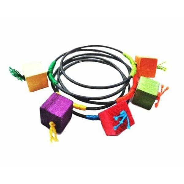 Ανακαλύψτε τη μαγεία των χρωμάτων με αυτά τα εντυπωσιακά χειροποίητα βραχιόλια γυναικεία, εμπνευσμένα από τον iconic Κύβο του Rubik. Κάθε βραχιόλι, σχεδιασμένο από την Ελληνίδα Σχεδιάστρια Κοσμημάτων Αικατερίνη Χαλκιαδάκη, αποτελεί ένα μοναδικό έργο τέχνης που συνδυάζει τη nostalgia των 80s με τη σύγχρονη αισθητική.\u000AΤα ξύλινοι κύβοι σε έντονα χρώματα \u002D μπλε, κόκκινο, πράσινο, κίτρινο, μοβ και πορτοκαλί \u002D δημιουργούν ένα playful και δυναμικό σχέδιο που προσελκύει τα βλέμματα. Το φυσικό ξύλο επεξεργάζεται με προσοχή και βάφεται με ποιοτικά χρώματα που διατηρούν τη λάμψη τους στο χρόνο. Κάθε κύβος συνδέεται με μαύρο κορδόνι, δημιουργώντας μια σύγχρονη και άνετη εφαρμογή.