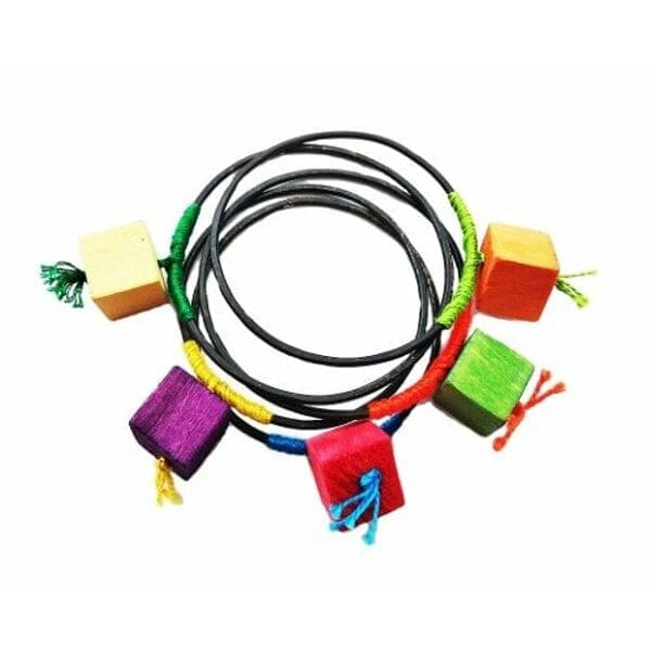 Χειροποίητα βραχιόλια γυναικεία με χρώμα και ξύλο, Ανακαλύψτε τη μαγεία των χρωμάτων με αυτά τα εντυπωσιακά χειροποίητα βραχιόλια γυναικεία, εμπνευσμένα από τον iconic Κύβο του Rubik. Κάθε βραχιόλι, σχεδιασμένο από την Ελληνίδα Σχεδιάστρια Κοσμημάτων Αικατερίνη Χαλκιαδάκη, αποτελεί ένα μοναδικό έργο τέχνης που συνδυάζει τη nostalgia των 80s με τη σύγχρονη αισθητική.
Τα ξύλινοι κύβοι σε έντονα χρώματα - μπλε, κόκκινο, πράσινο, κίτρινο, μοβ και πορτοκαλί - δημιουργούν ένα playful και δυναμικό σχέδιο που προσελκύει τα βλέμματα. Το φυσικό ξύλο επεξεργάζεται με προσοχή και βάφεται με ποιοτικά χρώματα που διατηρούν τη λάμψη τους στο χρόνο. Κάθε κύβος συνδέεται με μαύρο κορδόνι, δημιουργώντας μια σύγχρονη και άνετη εφαρμογή.