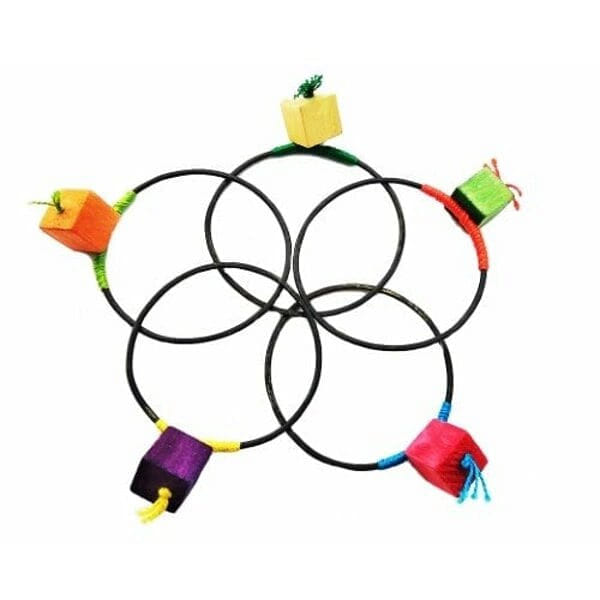 Χειροποίητα βραχιόλια γυναικεία με χρώμα και ξύλο, Ανακαλύψτε τη μαγεία των χρωμάτων με αυτά τα εντυπωσιακά χειροποίητα βραχιόλια γυναικεία, εμπνευσμένα από τον iconic Κύβο του Rubik. Κάθε βραχιόλι, σχεδιασμένο από την Ελληνίδα Σχεδιάστρια Κοσμημάτων Αικατερίνη Χαλκιαδάκη, αποτελεί ένα μοναδικό έργο τέχνης που συνδυάζει τη nostalgia των 80s με τη σύγχρονη αισθητική.
Τα ξύλινοι κύβοι σε έντονα χρώματα - μπλε, κόκκινο, πράσινο, κίτρινο, μοβ και πορτοκαλί - δημιουργούν ένα playful και δυναμικό σχέδιο που προσελκύει τα βλέμματα. Το φυσικό ξύλο επεξεργάζεται με προσοχή και βάφεται με ποιοτικά χρώματα που διατηρούν τη λάμψη τους στο χρόνο. Κάθε κύβος συνδέεται με μαύρο κορδόνι, δημιουργώντας μια σύγχρονη και άνετη εφαρμογή.