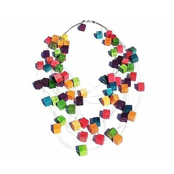 Ανακαλύψτε ένα μοναδικό statement κολιέ που συνδυάζει δημιουργικότητα με πρωτότυπο σχεδιασμό, εμπνευσμένο από τον εμβληματικό Κύβο του Rubik. Αυτό το εντυπωσιακό γυναικείο κολιέ με ξύλινους κύβους, σχεδιασμένο από την Ελληνίδα Σχεδιάστρια Κοσμημάτων Αικατερίνη Χαλκιαδάκη, αποτελεί την ιδανική επιλογή για γυναίκες που επιθυμούν να ξεχωρίσουν με στυλ και προσωπικότητα.\u000AΚάθε χρωματιστός ξύλινος κύβος έχει διαμορφωθεί με ιδιαίτερη προσοχή, δημιουργώντας έναν καλειδοσκόπιο χρωμάτων που περιλαμβάνει ζωηρά κόκκινα, πράσινα, μπλε, πορτοκαλί, κίτρινα και μοβ αποχρώσεις. Η σύνθεση των πολύχρωμων κύβων σε διαφορετικά επίπεδα του κολιέ δημιουργεί ένα δυναμικό και playful aesthetic που προσελκύει τα βλέμματα.\u000AΤο χειροποίητο κολιέ φέρει διπλό κορδόνι που επιτρέπει άνετη προσαρμογή και σταθερότητα κατά τη φορεσιά. Είναι ιδανικό για casual εμφανίσεις, creative επαγγελματικά περιβάλλοντα ή ως conversation starter σε κοινωνικές συναντήσεις.