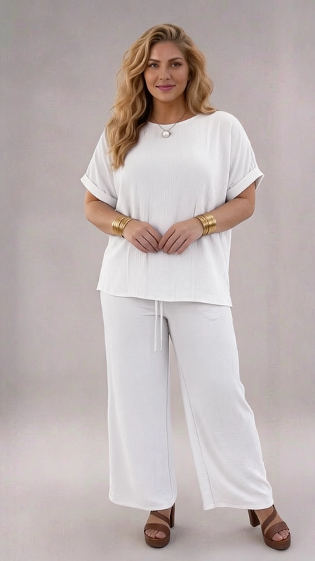 Σετ παντελόνι και μπλούζα άσπρο - SET139 | Candiashop Boutique, Ένα υπέροχο σετ δύο τεμαχίων σε καθαρό λευκό χρώμα που αποπνέει φινέτσα και άνεση. Η φαρδιά μπλούζα με στρογγυλή λαιμόκοψη και κοντά μανίκια με διπλωμένο τελείωμα προσφέρει μια χαλαρή, oversized εφαρμογή που κολακεύει κάθε σιλουέτα. Το ελαφρώς υφασμένο texture του υφάσματος προσδίδει ένα ιδιαίτερο αισθητικό βάθος στο σύνολο, ενώ η ίσια γραμμή της μπλούζας εξασφαλίζει άνετη κίνηση καθ' όλη τη διάρκεια της ημέρας. Το φαρδύ παντελόνι με ελαστική μέση και λεπτό κορδόνι ρύθμισης συνδυάζει στυλ και πρακτικότητα, με την πλατιά γραμμή του να επιμηκύνει οπτικά τη φιγούρα. Το σετ είναι ιδανικό για καλοκαιρινές εξόδους, χαλαρές βόλτες, αλλά και για πιο επίσημες περιστάσεις όταν συνδυαστεί με κατάλληλα αξεσουάρ. Μπορεί να φορεθεί με χρυσά κοσμήματα και πλατφόρμες για ένα κομψό αποτέλεσμα, ή με λευκά sneakers για ένα πιο casual look. Ένα διαχρονικό σύνολο που αξίζει να έχετε στη γκαρνταρόμπα σας.