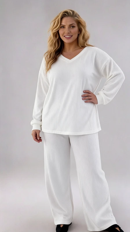 Σετ παντελόνι και μπλούζα λευκό - SET124 | Candiashop Boutique, Αυτό το κομψό σετ σε λευκό χρώμα αποτελεί την ιδανική επιλογή για άνεση και στυλ στο σπίτι. Η μπλούζα με τον V λαιμό και τα φαρδιά μανίκια προσφέρει ελευθερία κινήσεων, ενώ το ριμπ ύφασμα με τις λεπτές κάθετες ραβδώσεις προσδίδει διακριτική κομψότητα. Το παντελόνι με την άνετη, φαρδιά γραμμή συμπληρώνει τέλεια το σύνολο, χαρίζοντας αίσθηση πολυτέλειας στην καθημερινότητά σας. Το σετ είναι κατασκευασμένο από μαλακό, ριμπ ύφασμα που αγκαλιάζει απαλά το σώμα, ενώ η λευκή απόχρωση προσφέρει διαχρονική κομψότητα. Ιδανικό για χαλάρωση στο σπίτι, αλλά και για casual εξόδους συνδυασμένο με μποτάκια ή αθλητικά παπούτσια. Μπορείτε επίσης να φορέσετε τα κομμάτια ξεχωριστά - το παντελόνι με ένα ζεστό πουλόβερ ή τη μπλούζα με ένα τζιν για διαφορετικά στυλ. Η άνετη εφαρμογή και το ποιοτικό ύφασμα εξασφαλίζουν ότι θα παραμείνει αγαπημένο κομμάτι της γκαρνταρόμπας σας για καιρό.