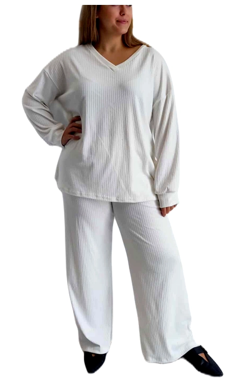 Αυτό το κομψό σετ σε λευκό χρώμα αποτελεί την ιδανική επιλογή για άνεση και στυλ στο σπίτι. Η μπλούζα με τον V λαιμό και τα φαρδιά μανίκια προσφέρει ελευθερία κινήσεων, ενώ το ριμπ ύφασμα με τις λεπτές κάθετες ραβδώσεις προσδίδει διακριτική κομψότητα. Το παντελόνι με την άνετη, φαρδιά γραμμή συμπληρώνει τέλεια το σύνολο, χαρίζοντας αίσθηση πολυτέλειας στην καθημερινότητά σας. Το σετ είναι κατασκευασμένο από μαλακό, ριμπ ύφασμα που αγκαλιάζει απαλά το σώμα, ενώ η λευκή απόχρωση προσφέρει διαχρονική κομψότητα. Ιδανικό για χαλάρωση στο σπίτι, αλλά και για casual εξόδους συνδυασμένο με μποτάκια ή αθλητικά παπούτσια. Μπορείτε επίσης να φορέσετε τα κομμάτια ξεχωριστά \u002D το παντελόνι με ένα ζεστό πουλόβερ ή τη μπλούζα με ένα τζιν για διαφορετικά στυλ. Η άνετη εφαρμογή και το ποιοτικό ύφασμα εξασφαλίζουν ότι θα παραμείνει αγαπημένο κομμάτι της γκαρνταρόμπας σας για καιρό.