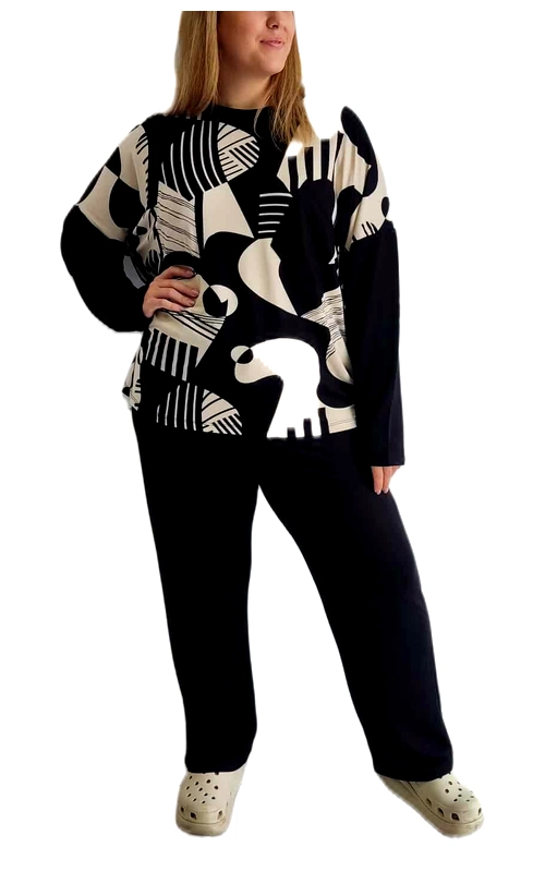 Κομψό σετ για καθημερινή άνεση που συνδυάζει στυλ και πρακτικότητα. Η εντυπωσιακή μπλούζα με το μοντέρνο ασπρόμαυρο γεωμετρικό μοτίβο αποτελεί το επίκεντρο του συνόλου. Με αφηρημένα σχήματα, καμπύλες και γραμμές, δημιουργεί ένα καλλιτεχνικό οπτικό αποτέλεσμα που τραβάει τα βλέμματα. Τα φαρδιά μανίκια προσφέρουν άνεση στην κίνηση, ενώ η χαλαρή γραμμή κολακεύει κάθε σωματότυπο. Το μαύρο παντελόνι έχει άνετη εφαρμογή και ελαστική μέση, συμπληρώνοντας ιδανικά το σύνολο με διακριτική κομψότητα. Κατασκευασμένο από μαλακό ύφασμα που αγκαλιάζει το σώμα χωρίς να περιορίζει. Ιδανικό για καθημερινές εξόδους, χαλαρές επαγγελματικές συναντήσεις ή ακόμα και για τις βόλτες του Σαββατοκύριακου. Συνδυάστε το με λευκά παπούτσια, όπως φαίνεται στην εικόνα, ή με μαύρα μποτάκια για πιο κομψή εμφάνιση. Το σετ είναι σχεδιασμένο για γυναίκες που εκτιμούν την άνεση χωρίς να θυσιάζουν το στυλ τους.