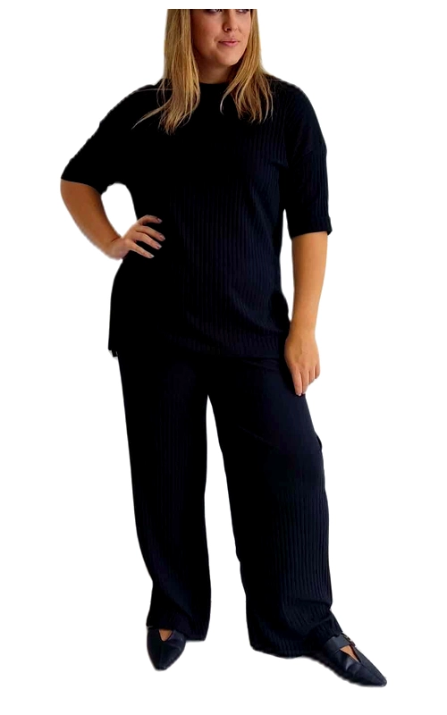 Κομψό σετ ριπ πλεκτό σε βαθύ μαύρο χρώμα, ιδανικό για άνετες αλλά στυλάτες εμφανίσεις. Η μπλούζα με τα μεσαία μανίκια διαθέτει ριμπ πλέξη που αγκαλιάζει διακριτικά τη σιλουέτα, προσφέροντας κολακευτική εφαρμογή χωρίς να περιορίζει τις κινήσεις. Το παντελόνι σε φαρδιά γραμμή με την ίδια ριμπ υφή συμπληρώνει τέλεια το σύνολο, χαρίζοντας άνεση και στυλ. Το σετ αποτελεί ιδανική επιλογή για καθημερινές εμφανίσεις, από την εργασία μέχρι απογευματινές εξόδους. Μπορεί να φορεθεί με flat παπούτσια για casual εμφανίσεις ή με γόβες και κοσμήματα για πιο επίσημες περιστάσεις. Η διαχρονική μαύρη απόχρωση προσφέρει απεριόριστες δυνατότητες συνδυασμών, ενώ η ποιοτική πλέξη εξασφαλίζει διάρκεια στον χρόνο. Το σετ διατίθεται σε διάφορα μεγέθη, προσφέροντας κολακευτική εφαρμογή σε κάθε σωματότυπο, ενώ η ελαστικότητα του υφάσματος εξασφαλίζει μέγιστη άνεση καθ\u0027 όλη τη διάρκεια της ημέρας.