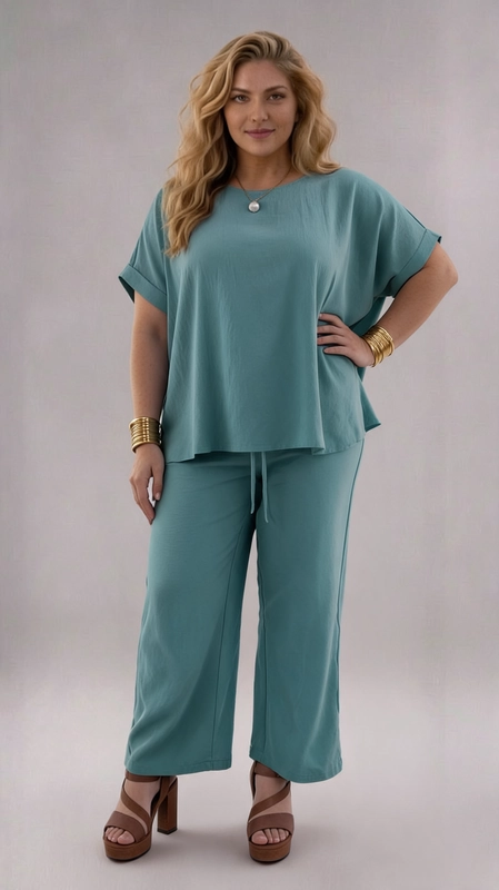 Σετ παντελόνι και μπλούζα μέντα - SET143 | Candiashop Boutique, Ανακαλύψτε το απόλυτο σύνολο άνεσης και στυλ με αυτό το εντυπωσιακό σετ σε χρώμα γαλαζοπράσινο της θάλασσας. Η μπλούζα διαθέτει χαλαρή, oversized γραμμή με στρογγυλή λαιμόκοψη και κοντά μανίκια με διπλωμένο τελείωμα, που προσδίδουν έναν κομψό και σύγχρονο χαρακτήρα. Το ύφασμα με την ελαφριά υφή crinkle δίνει μια αίσθηση φρεσκάδας και ελευθερίας, ενώ παράλληλα κρύβει τέλεια τις λεπτομέρειες της σιλουέτας. Το παντελόνι, με ευρεία γραμμή και ρυθμιζόμενο κορδόνι στη μέση, εξασφαλίζει άψογη εφαρμογή και απόλυτη άνεση καθ' όλη τη διάρκεια της ημέρας. Ο συνδυασμός των δύο τεμαχίων δημιουργεί ένα αρμονικό και ολοκληρωμένο look που ταιριάζει σε κάθε περίσταση. Μπορεί να φορεθεί με δερμάτινα σανδάλια ή mules για μια καλοκαιρινή βόλτα, αλλά και με λευκά sneakers για έναν πιο casual τόνο. Ιδανικό για ημερήσιες εξόδους, καφέ με φίλες ή ακόμα και για χαλαρά απογεύματα στην παραλία. Ένα must-have κομμάτι για κάθε γυναίκα που αγαπά τον συνδυασμό στυλ και άνεσης.