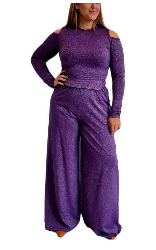 Αυτό το εντυπωσιακό σετ σε λαμπερό μοβ χρώμα αποτελείται από μια κομψή μπλούζα με ανοίγματα στους ώμους και μια φαρδιά παντελόνα. Η μπλούζα διαθέτει μακριά μανίκια και εφαρμοστή σιλουέτα που αναδεικνύει τη μέση, ενώ τα στρατηγικά τοποθετημένα ανοίγματα στους ώμους προσθέτουν μια μοντέρνα πινελιά. Η παντελόνα με την εξαιρετικά φαρδιά γραμμή χαρίζει άνεση και κομψότητα, δημιουργώντας μια εντυπωσιακή εμφάνιση που κολακεύει κάθε σωματότυπο. Το σύνολο είναι κατασκευασμένο από υλικό με ελαφρύ γυαλιστερό φινίρισμα που του προσδίδει μια πολυτελή αίσθηση. Ιδανικό για βραδινές εξόδους, επίσημες περιστάσεις ή ακόμη και για ένα κομψό καθημερινό look όταν συνδυαστεί με τα κατάλληλα αξεσουάρ. Φορέστε το με ψηλοτάκουνα παπούτσια για μια εντυπωσιακή εμφάνιση ή με κομψά flat παπούτσια για πιο casual περιστάσεις. Το έντονο μοβ χρώμα είναι εύκολο στο συνδυασμό και αποτελεί την τέλεια επιλογή για να ξεχωρίσετε με στυλ.