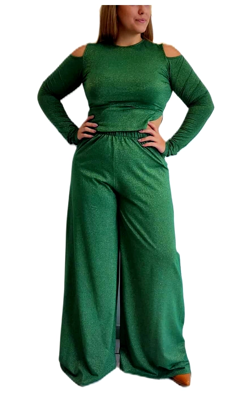 Κομψό σετ σε λαμπερό πράσινο σμαραγδί που συνδυάζει άνεση και στυλ. Το σύνολο αποτελείται από μια εφαρμοστή μπλούζα με μακριά μανίκια και ιδιαίτερα ανοίγματα στους ώμους (cold shoulders) που προσφέρουν μια θηλυκή πινελιά, και ένα φαρδύ παντελόνι palazzo με ελαστική μέση για άνετη εφαρμογή. Το υφασμάτινο σετ διαθέτει μια λεπτή γυαλιστερή υφή που αντανακλά το φως, δημιουργώντας μια εντυπωσιακή εμφάνιση. Ιδανικό για βραδινές εξόδους, επίσημες εκδηλώσεις ή ακόμα και για ένα κομψό brunch, αυτό το σύνολο μπορεί να φορεθεί με ψηλοτάκουνα παπούτσια για μια εντυπωσιακή εμφάνιση ή με κομψά flat παπούτσια για πιο καθημερινές περιστάσεις. Ο συνδυασμός του εφαρμοστού πάνω μέρους με το φαρδύ παντελόνι δημιουργεί έναν κολακευτικό για τη σιλουέτα συνδυασμό, ενώ το έντονο πράσινο χρώμα αναδεικνύει κάθε τόνο επιδερμίδας. Το σετ είναι εύκολο στο συνδυασμό με διάφορα αξεσουάρ, από μινιμαλιστικά κοσμήματα μέχρι εντυπωσιακά statement pieces για μια πιο τολμηρή εμφάνιση.