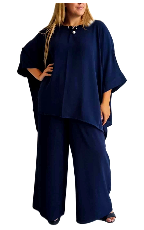 Κομψό σετ σε βαθύ ναυτικό μπλε, αποτελούμενο από μια φαρδιά μπλούζα τύπου πόντσο και μια παντελόνα με άνετη γραμμή. Η μπλούζα διαθέτει χαλαρή εφαρμογή με φαρδιά μανίκια τριών τετάρτων που χαρίζουν άνεση και στυλ, ενώ στο λαιμό κοσμείται με ένα διακριτικό κόσμημα με μαργαριτάρι. Η παντελόνα είναι φαρδιά με ίσια γραμμή που κολακεύει κάθε σωματότυπο, προσφέροντας άνεση και κομψότητα. Το σύνολο είναι ιδανικό για επίσημες περιστάσεις, επαγγελματικές συναντήσεις ή βραδινές εξόδους, καθώς συνδυάζει την κομψότητα με την άνεση. Μπορεί να φορεθεί με ψηλοτάκουνα πέδιλα για πιο επίσημες εμφανίσεις ή με κομψά σανδάλια για πιο καθημερινές περιστάσεις. Συμπληρώστε το σύνολο με διακριτικά κοσμήματα και μια τσάντα φάκελο για ένα ολοκληρωμένο στυλ. Το υψηλής ποιότητας ύφασμα προσφέρει εξαιρετική εφαρμογή και άνεση όλη μέρα, ενώ η διαχρονική απόχρωση του βαθύ μπλε καθιστά αυτό το σετ απαραίτητο κομμάτι για κάθε γυναικεία γκαρνταρόμπα.