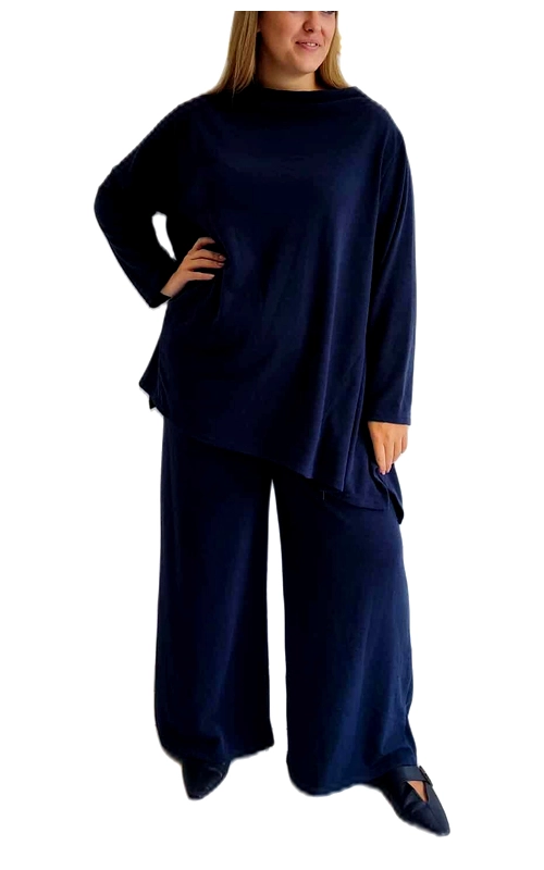 Κομψό σετ σε βαθύ ναυτικό μπλε, ιδανικό για άνετες αλλά στιλάτες εμφανίσεις. Η φαρδιά μπλούζα με μακριά μανίκια διαθέτει χαλαρή γραμμή που κολακεύει κάθε σωματότυπο, ενώ η ασύμμετρη γραμμή στο τελείωμα προσθέτει μια μοντέρνα πινελιά. Συνδυάζεται με φαρδύ παντελόνι palazzo που χαρίζει άνεση και κομψότητα, δημιουργώντας μια ρέουσα σιλουέτα που αγκαλιάζει το σώμα χωρίς να το περιορίζει. Το μαλακό ύφασμα προσφέρει εξαιρετική αίσθηση στην επιδερμίδα, καθιστώντας το σετ ιδανικό για καθημερινή χρήση αλλά και για πιο επίσημες περιστάσεις. Μπορεί να φορεθεί με μποτάκια ή γόβες για βραδινές εξόδους, ή με άνετα παπούτσια για καθημερινές δραστηριότητες. Η διαχρονική απόχρωση του ναυτικού μπλε το καθιστά εύκολο στο συνδυασμό με αξεσουάρ και κοσμήματα. Η minimal αισθητική του το μετατρέπει σε βασικό κομμάτι της γκαρνταρόμπας σας που δεν θα βγει ποτέ εκτός μόδας.