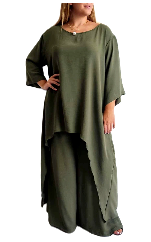 Αυτό το κομψό σετ παντελόνι και μπλούζα σε χρώμα χακί ελιάς αποτελεί την τέλεια επιλογή για μια άνετη αλλά στυλάτη εμφάνιση. Η φαρδιά μπλούζα διαθέτει ασύμμετρο τελείωμα με μακρύτερο πίσω μέρος, που χαρίζει κίνηση και κολακεύει τη σιλουέτα. Τα φαρδιά τρία τέταρτα μανίκια και η χαλαρή γραμμή στο λαιμό προσφέρουν άνεση και αέρινη αίσθηση. Συνδυάζεται με το φαρδύ παντελόνι του ίδιου υφάσματος, δημιουργώντας ένα εντυπωσιακό σύνολο που αγκαλιάζει κάθε σωματότυπο. Το υλικό είναι ελαφρύ και αεράτο, ιδανικό για καλοκαιρινές βραδιές ή για πρωινές εμφανίσεις την άνοιξη. Μπορεί να φορεθεί με επίπεδα σανδάλια για καθημερινές εξορμήσεις ή με κοσμήματα και ψηλοτάκουνα για πιο επίσημες περιστάσεις. Το διαχρονικό χρώμα ταιριάζει εύκολα με αξεσουάρ σε χρυσαφί ή γήινες αποχρώσεις. Αυτό το σετ συνδυάζει τέλεια την άνεση με την κομψότητα, προσφέροντας μια εύκολη λύση για στυλάτες εμφανίσεις χωρίς προσπάθεια.