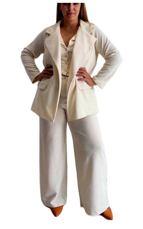 Κομψό γυναικείο σετ κοστούμι σε απαλή εκρού απόχρωση, ιδανικό για την επαγγελματική γυναίκα που επιθυμεί να συνδυάσει την κομψότητα με την άνεση. Το σύνολο περιλαμβάνει ένα στιλάτο σακάκι με φαρδιά πέτα και λεπτομέρειες τσέπης στο κάτω μέρος, ένα κομψό γιλέκο με διακριτικά κουμπιά και ένα παντελόνι φαρδιάς γραμμής που χαρίζει άνετη εφαρμογή. Η εξαιρετική ποιότητα του υφάσματος προσφέρει κομψή εμφάνιση και διαχρονική αίσθηση, ενώ η ουδέτερη απόχρωση του εκρού επιτρέπει αμέτρητους συνδυασμούς με αξεσουάρ και υποδήματα. Το σύνολο μπορεί να φορεθεί με μπότες ή γόβες στην απόχρωση του ταμπά, όπως φαίνεται στην εικόνα, για μια επαγγελματική εμφάνιση, ή με πιο έντονα χρώματα για πιο casual περιστάσεις. Ιδανικό για επαγγελματικές συναντήσεις, επίσημες εκδηλώσεις ή απογευματινές εξόδους, αυτό το κοστούμι αποτελεί μια διαχρονική επένδυση για τη γυναικεία γκαρνταρόμπα.