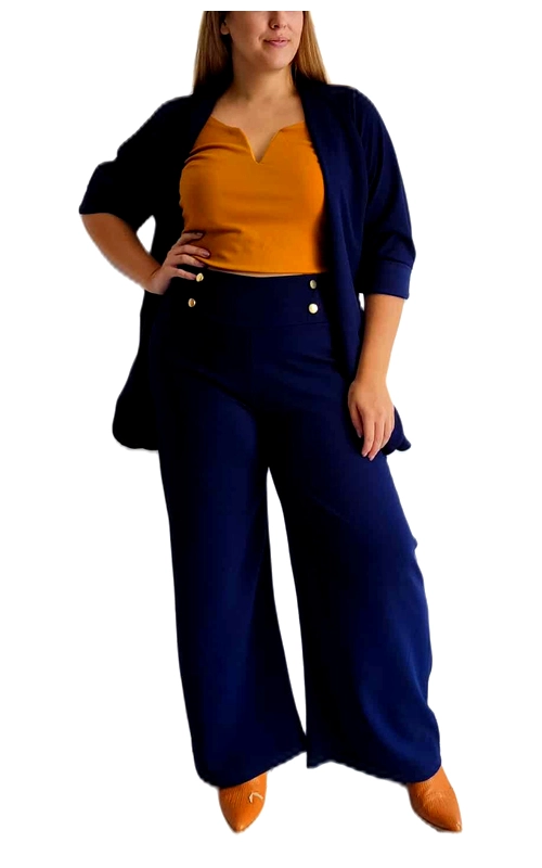 Κομψό σετ γυναικείου κοστουμιού που συνδυάζει αρμονικά το βαθύ ναυτικό μπλε με ζωντανές πινελιές ώχρας. Το σετ περιλαμβάνει ένα μακρύ σακάκι με μανίκια τριών τετάρτων σε ναυτικό μπλε που προσφέρει κομψότητα και στυλ, μια μπλούζα σε φωτεινή ώχρα με ιδιαίτερο σχέδιο στον λαιμό τύπου V\u002Dnotch, και παντελόνι palazzo σε αντίστοιχο ναυτικό μπλε με διακοσμητικά χρυσά κουμπιά στη μέση. Η φαρδιά γραμμή του παντελονιού χαρίζει άνεση και κολακεύει κάθε σωματότυπο, ενώ το μήκος του είναι ιδανικό για συνδυασμό με γόβες ή μποτάκια. Η κομψή σιλουέτα του συνόλου το καθιστά ιδανική επιλογή τόσο για επαγγελματικές συναντήσεις όσο και για βραδινές εξόδους. Το υλικό φαίνεται υψηλής ποιότητας, προσφέροντας άψογη εφαρμογή και άνεση όλη μέρα. Συνδυάστε το με χρυσά κοσμήματα για να αναδείξετε τις λεπτομέρειες των κουμπιών και ολοκληρώστε την εμφάνιση με μια κομψή τσάντα για ένα τέλειο επαγγελματικό ή βραδινό look.