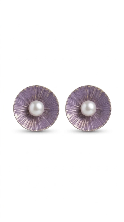 Σκουλαρίκια καρφωτά με πέρλες σε μοβ - SKOUL-4760 | Candiashop Boutique, Τα καρφωτά σκουλαρίκια με πέρλες σε μοβ απόχρωση είναι μια κομψή επιλογή που συνδυάζει την αίσθηση της vintage αισθητικής με το μοντέρνο σχεδιασμό. Σχεδιασμένα από την Ελληνίδα Σχεδιάστρια Κοσμημάτων Αικατερίνη Χαλκιαδάκη, αυτά τα χειροποίητα σκουλαρίκια αποτελούν μια ξεχωριστή προσθήκη στη συλλογή κάθε γυναίκας που αγαπά τα αυθεντικά κοσμήματα.
Η κυκλική φόρμα με τη ραβδωτή επιφάνεια από ορείχαλκο, καλυμμένη με βαθύ μοβ σμάλτο, αναδεικνύει στο κέντρο μια λαμπερή πέρλα, δημιουργώντας ένα αποτέλεσμα που θυμίζει ανθισμένο λουλούδι. Η εκλεπτυσμένη αυτή σύνθεση ταιριάζει εξίσου σε καθημερινά ντυσίματα αλλά και σε επίσημες εμφανίσεις, από εταιρικές συναντήσεις μέχρι γάμους και βαφτίσια.
Τα σκουλαρίκια με πέρλες σε μοβ χρώμα είναι ιδανικά για δώρο σε αγαπημένα πρόσωπα, καθώς έρχονται χειροποίητα με προσοχή στη λεπτομέρεια και ποιοτικά υλικά που εξασφαλίζουν μακροχρόνια χρήση.
