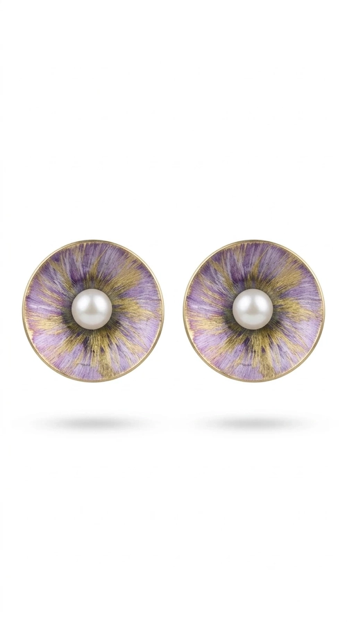 Σκουλαρίκια καρφωτά με πέρλες σε μοβ - SKOUL-4761 | Candiashop Boutique, Τα χειροποίητα καρφωτά σκουλαρίκια με πέρλες σε μοβ αποτελούν μια κομψή επιλογή για κάθε γυναίκα που αναζητά κοσμήματα με χαρακτήρα και αίσθηση. Σχεδιασμένα από την Ελληνίδα Σχεδιάστρια Κοσμημάτων Αικατερίνη Χαλκιαδάκη, αυτά τα μοναδικά σκουλαρίκια συνδυάζουν την εκλεπτυσμένη αισθητική με την ανθεκτικότητα του ορείχαλκου και τη ζεστασιά του χειροποίητου σμάλτου, δημιουργώντας ένα αποτέλεσμα που ξεχωρίζει.
Κάθε ζευγάρι διαθέτει κυκλική φόρμα σε λιλά-μοβ απόχρωση με χρυσές χάλκινες λεπτομέρειες, ενώ στο κέντρο δεσπόζει μια φυσική πέρλα που προσδίδει γοητεία και θηλυκότητα. Η ματ υφή του σμάλτου σε συνδυασμό με την απαλή λάμψη της πέρλας δημιουργεί μια αντίθεση που κάνει το κόσμημα να ξεχωρίζει τόσο σε καθημερινό look όσο και σε επίσημες εμφανίσεις, γάμους και βαφτίσια.
Ιδανικά για δώρο ή προσωπική χρήση, ταιριάζουν με minimal ντύσιμο, casual στυλ αλλά και με επίσημες εμφανίσεις. Η ελαφριά κατασκευή τους εξασφαλίζει άνεση σε καθημερινή χρήση.
