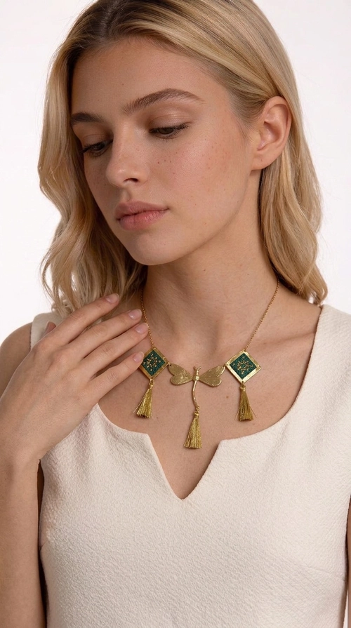 Statement κολιέ κεντητό πράσινο με γεωμετρικά σχέδια - KOL-4749 | Candiashop Boutique, Ένα statement κολιέ κεντητό που δεν περνά απαρατήρητο — με γεωμετρικά σχέδια εμπνευσμένα από την ελληνική παράδοση και μια σύγχρονη αισθητική που ταιριάζει σε κάθε ισχυρή γυναικεία παρουσία.
Σχεδιασμένο από την Ελληνίδα Σχεδιάστρια Κοσμημάτων Αικατερίνη Χαλκιαδάκη, αυτό το χειροποίητο κολιέ συνδυάζει ορείχαλκο και ύφασμα σε μια σύνθεση που θυμίζει έντονα τη λαϊκή κεντητική τέχνη. Δύο ρόμβοι από πράσινο κεντητό ύφασμα με χρυσά γεωμετρικά μοτίβα πλαισιώνουν μια χρυσή λιβελούλα στο κέντρο, ενώ τρεις χρυσές φούντες προσθέτουν κίνηση και χάρη στο σύνολο. Το αποτέλεσμα είναι ένα κόσμημα με βαθιά folklore αισθητική και ταυτόχρονα έντονα σύγχρονο χαρακτήρα.
Ιδανικό για γυναίκες που αγαπούν τα εντυπωσιακά κοσμήματα που λένε μια ιστορία. Ταιριάζει τέλεια με απλές, μονόχρωμες εμφανίσεις — όπως ένα λευκό ή κρεμ πουκάμισο — αναδεικνύοντας το χρώμα και τα σχέδιά του. Κατάλληλο για ημερήσιες αλλά και βραδινές εμφανίσεις, δεξιώσεις, γάμους ή ταξίδια όπου θέλετε να ξεχωρίζετε.
