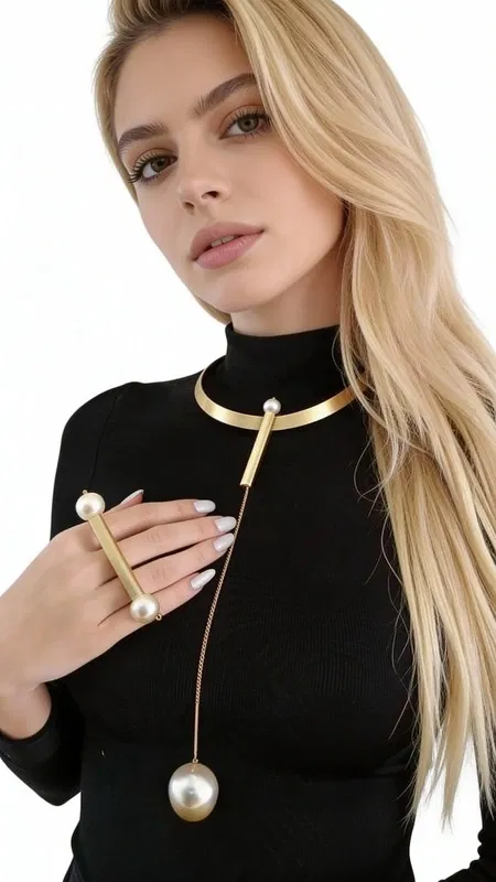 Statement μακρύ κολιέ με πέρλες - 2408, Ανακαλύψτε τη μοναδική ομορφιά αυτού του statement μακρύ κολιέ με πέρλες, ένα εντυπωσιακό κόσμημα που συνδυάζει την κομψότητα με τη σύγχρονη αισθητική. Σχεδιασμένο από την Ελληνίδα Σχεδιάστρια Κοσμημάτων Αικατερίνη Χαλκιαδάκη, αυτό το χειροποίητο κολιέ αποτελεί την τέλεια επιλογή για γυναίκες που αγαπούν τα εντυπωσιακά αξεσουάρ.
Το μακρύ κολιέ διαθέτει ένα μινιμαλιστικό χρυσό collar που στηρίζει μία κομψή κρεμαστή πέρλα, δημιουργώντας ένα statement look που ξεχωρίζει. Η γεωμετρική γραμμή και η χρυσή απόχρωση προσδίδουν μοντέρνα πολυτέλεια, ενώ η πέρλα στο κάτω μέρος προσθέτει θηλυκότητα και κομψότητα.
Ιδανικό για layering με άλλα κολιέ ή για να το φορέσετε μόνο του σε ειδικές περιστάσεις, αυτό το κόσμημα λαιμού γίνεται το κεντρικό σημείο κάθε εμφάνισης. Συνδυάζεται τέλεια με casual και elegant outfits, από πουλόβερ μέχρι φορέματα.
Φροντίστε το κολιέ σας αποθηκεύοντάς το σε στεγνό μέρος και καθαρίζοντάς το απαλά με μαλακό πανί.
Υλικό: Ορείχαλκος 
Πέτρα: Πέρλα